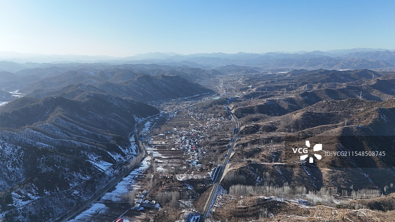 秦岭陕西段蓝天下白雪皑皑的群山俯瞰图图片素材