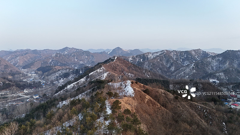 秦岭陕西段蓝天下白雪皑皑的群山俯瞰图图片素材