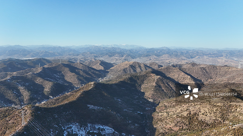 秦岭陕西段蓝天下白雪皑皑的群山俯瞰图图片素材