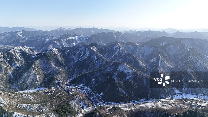 秦岭陕西段蓝天下白雪皑皑的群山俯瞰图图片素材