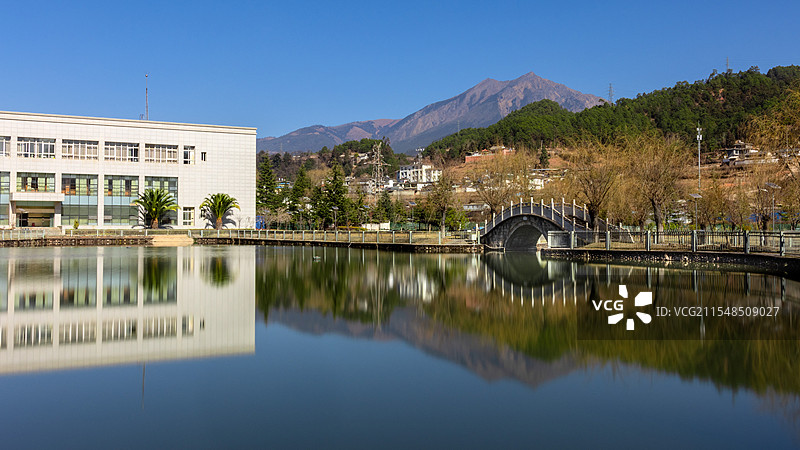 倒影雪邦山图片素材