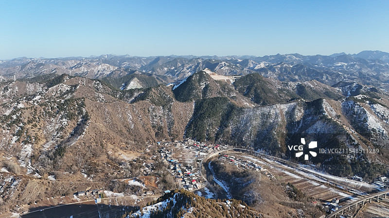 秦岭山区大山脚下的村庄图片素材
