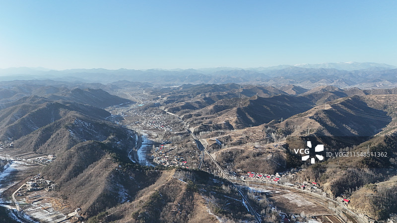 秦岭山区大山脚下的村庄图片素材
