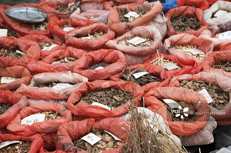 集市上售卖的各类中药材图片素材