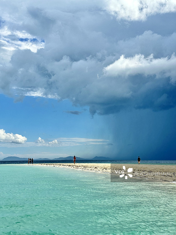 一半晴天一半雨｜马来西亚仙本那图片素材