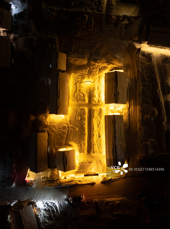 雪村禾木夜晚的俯视视角 形成十字架形状图片素材