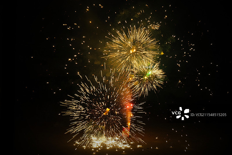 夜晚五彩烟花低视角图片图片素材