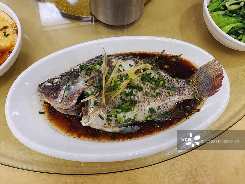 粤菜清蒸罗非鱼高视角俯拍图片素材