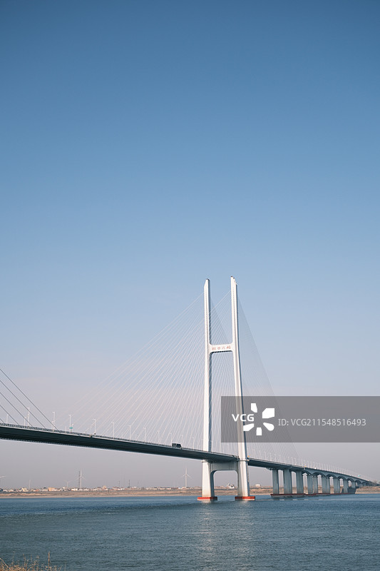 蓝天下跨江斜拉桥（荆岳大桥）图片素材