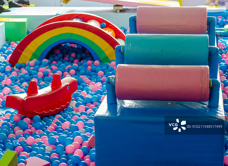 儿童游乐场里有许多海洋球图片素材
