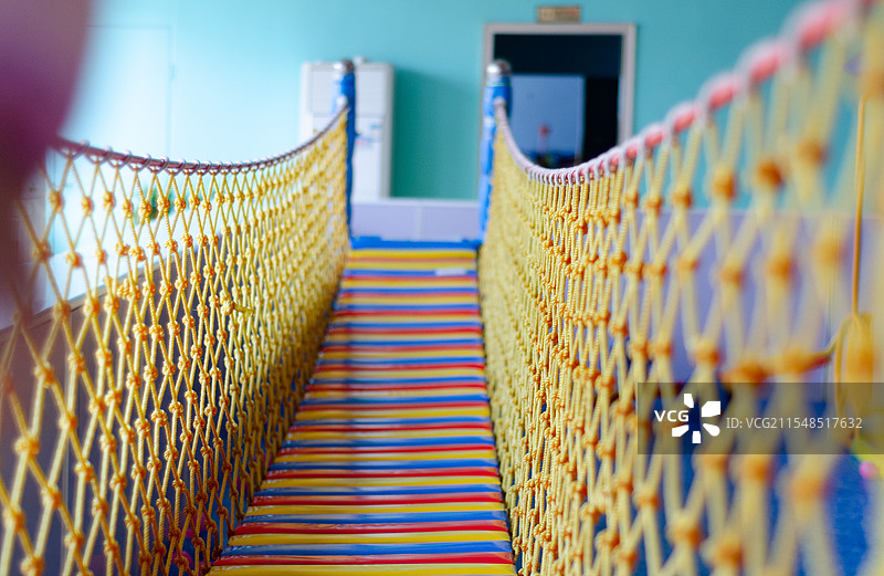 游乐场的彩虹色悬浮桥图片素材