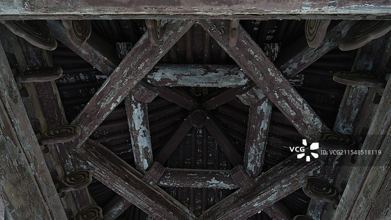 古建亭子内部凿井图片素材
