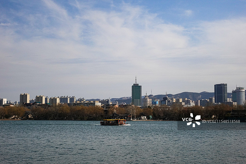 济南大明湖景区冬日湖水超然楼树木亭台湖畔码头游船图片素材