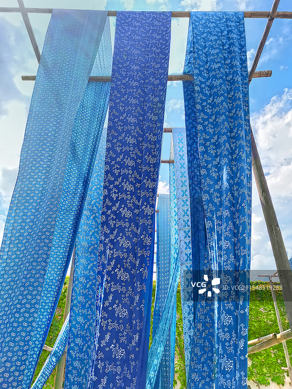 浙江桐乡市江南水乡乌镇传统染坊里的传统印染蓝印花布图片素材