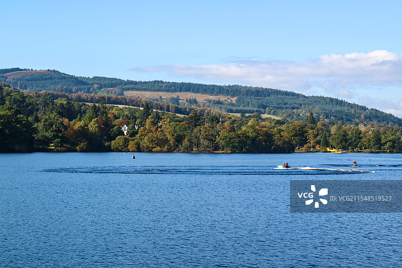 英国苏格兰罗蒙湖风景及湖中的快艇图片素材