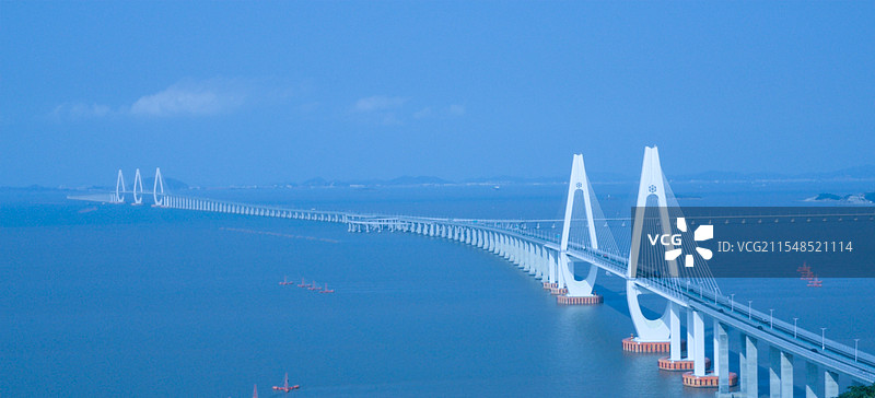 宁波招宝山大桥，宛如一条巨龙横卧在江两岸。图片素材
