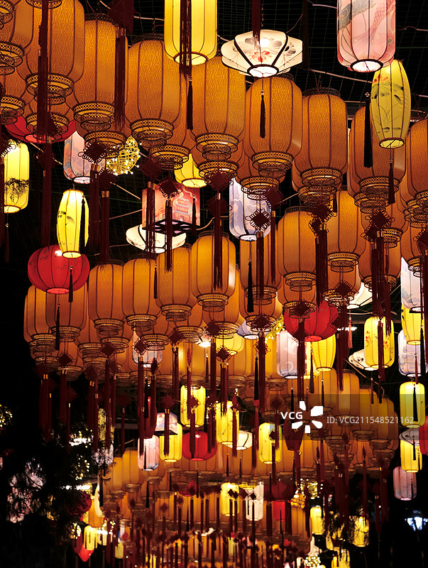 山东济南千佛山蛇形花灯图片素材