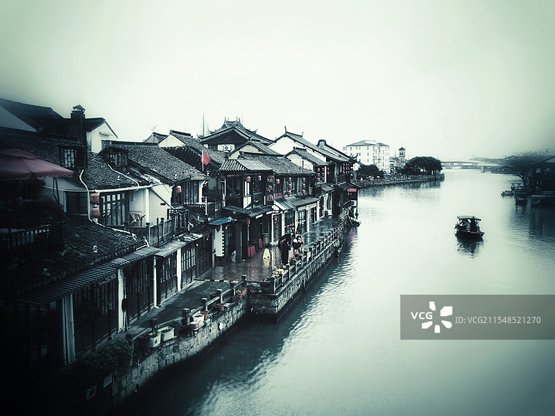 上海朱家角，江南水乡古镇，小舟泛过，宁静而美好。图片素材