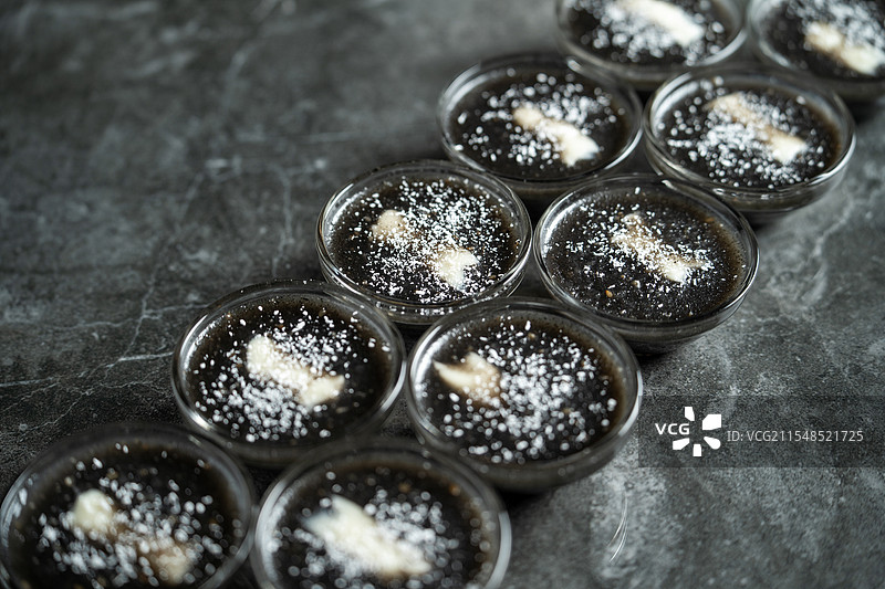 广东特色传统糕点芝麻奶酪钵仔糕图片素材