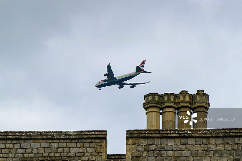 在温莎城堡上空将要降落在希思罗机场的波音747客机图片素材