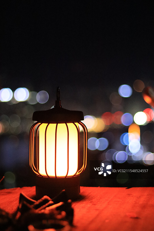 桌上的灯笼 黑夜光斑图片素材
