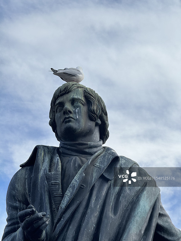 正在“哭泣”的雕像图片素材