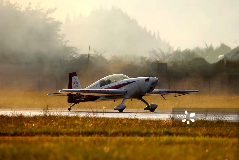 落日余晖下的飞机图片素材