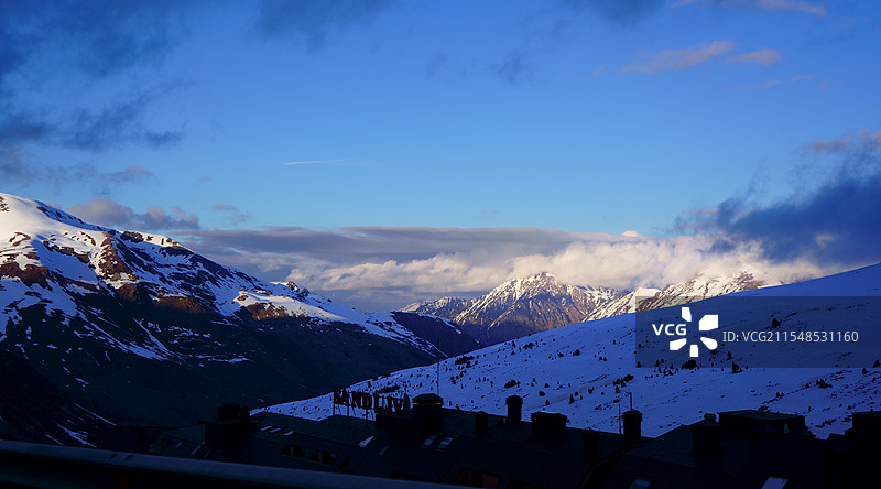 夕阳下的雪山图片素材