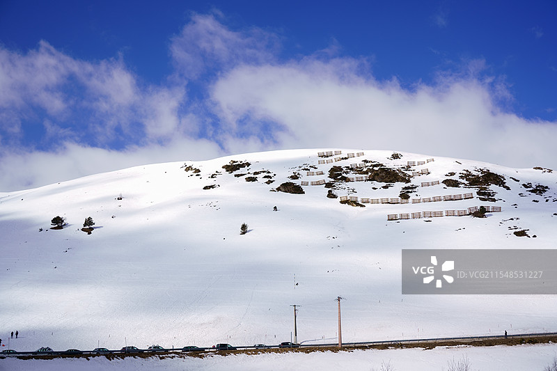 安道尔雪山与云影图片素材