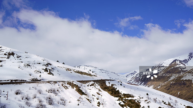 安道尔的雪山与半山腰的公路图片素材