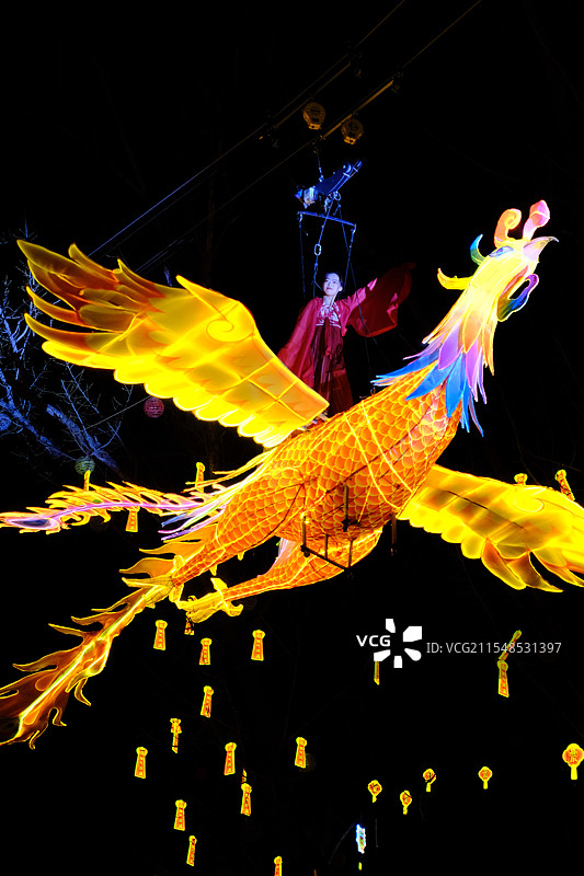 民间社火表演飞天凤凰图片素材