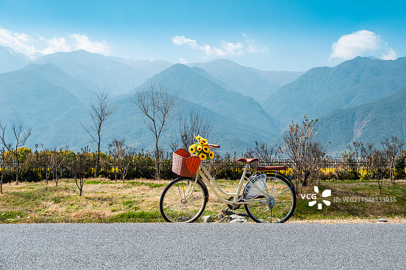 云南大理生态廊道公路上的自行车图片素材