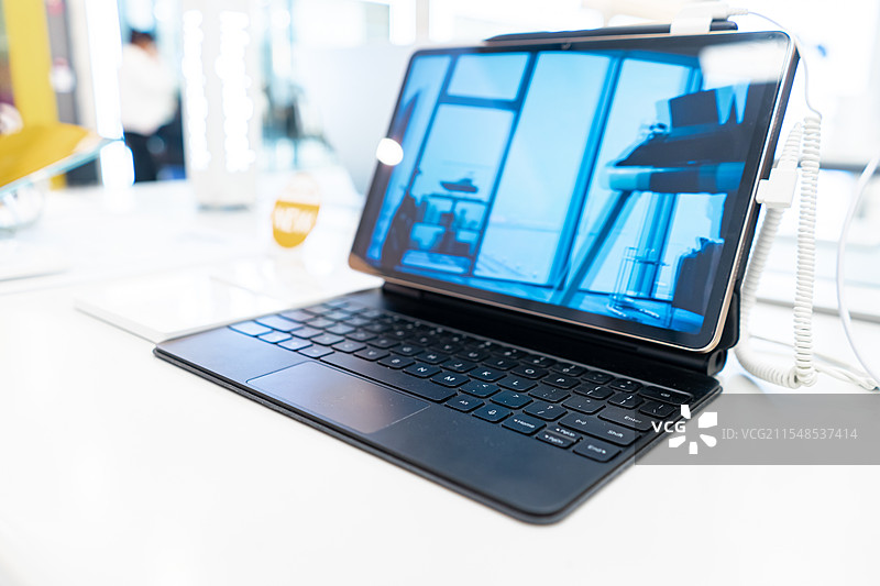 中国电子产品拍摄主题，专卖店的桌子上摆放着成一排的笔记本电脑，室内无人图像摄影图片素材