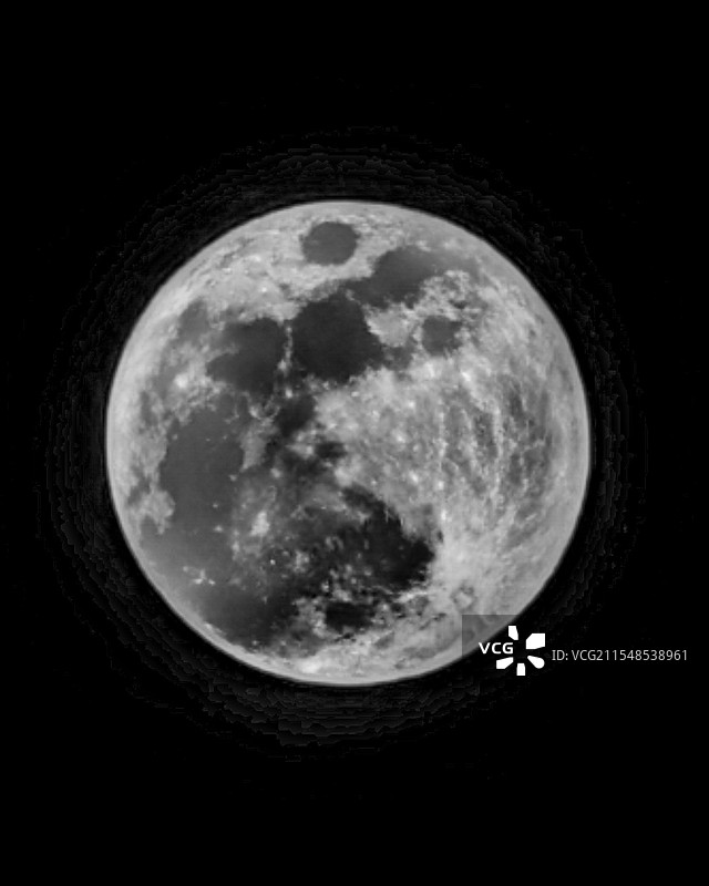 乙巳蛇年正月十五月亮的低角度视图图片素材