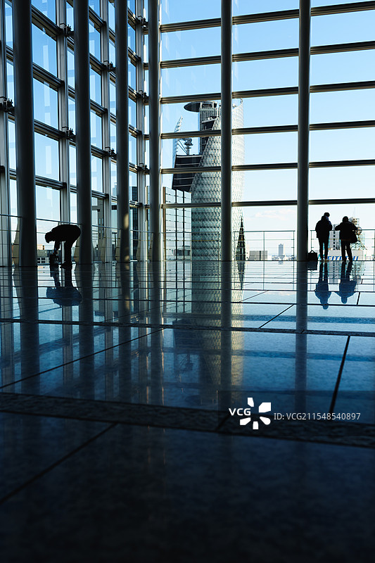 窗外与人剪影图片素材