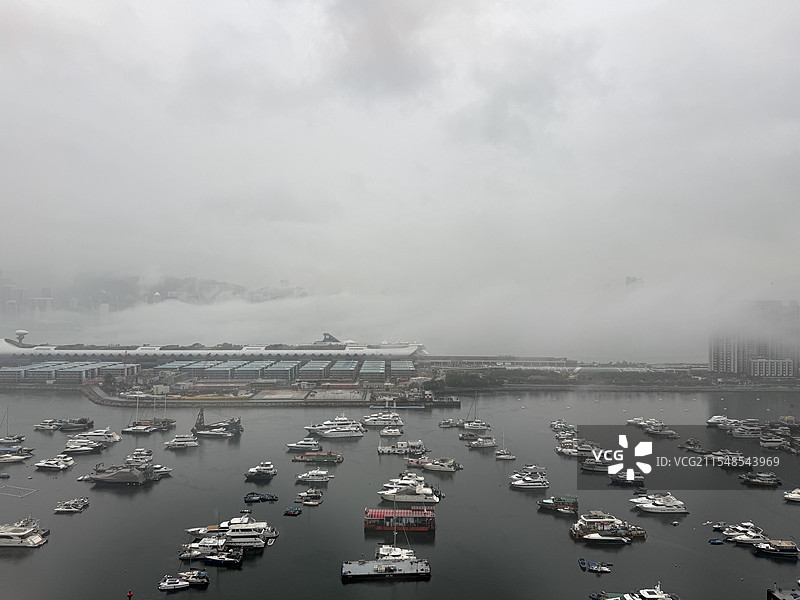 云雾缭绕 若隐若现的启德邮轮码头 维港图片素材