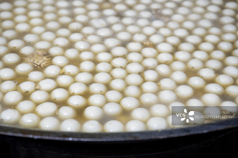 满锅白色汤圆的特写图片素材