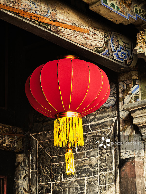 老宅迎春来•古旧住宅挂上红灯笼迎接春节的到来图片素材