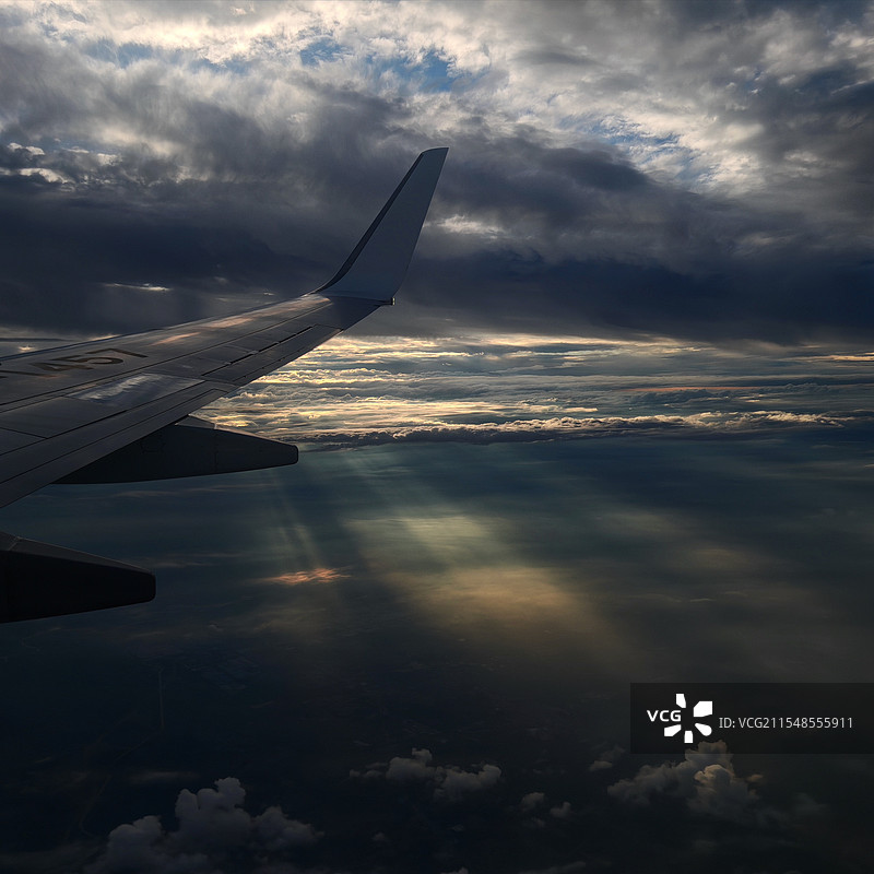 飞机上的丁达尔效应图片素材