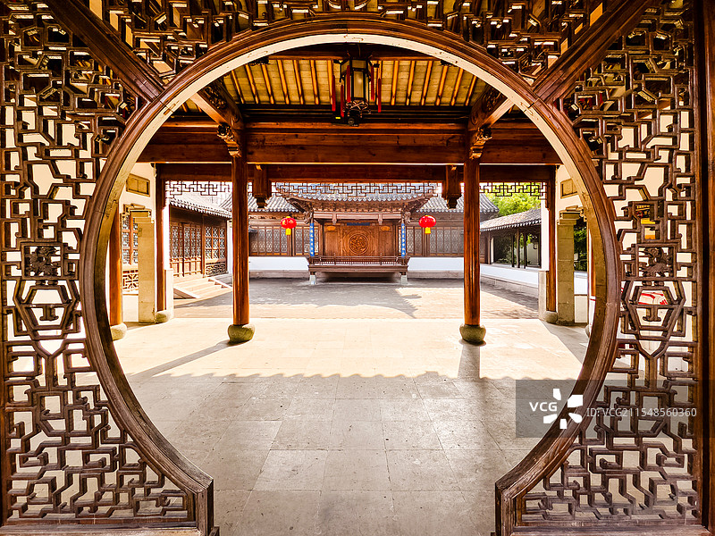 中国传统建筑院落里的戏台图片素材