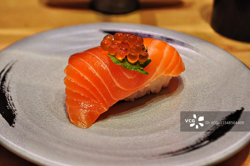 新鲜的三文鱼寿司图片素材