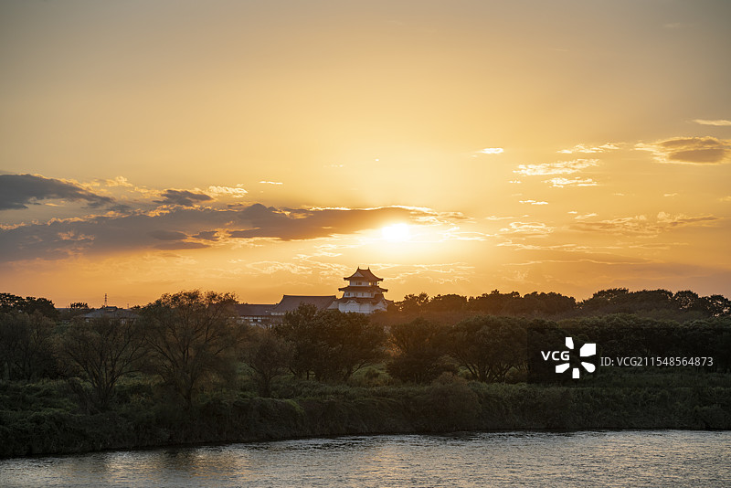 利根川旁的日式建筑图片素材