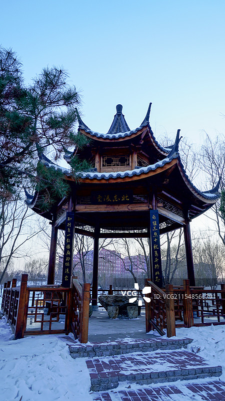 东北大学浑南校区小南湖亭子图片素材