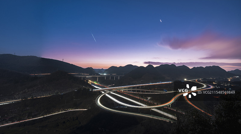 弱光下的贵州六盘水高速公路双水互通图片素材