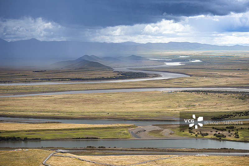 高原天气变化多端，暴雨刹那而至，拍摄于黄河九曲第一湾景区。图片素材