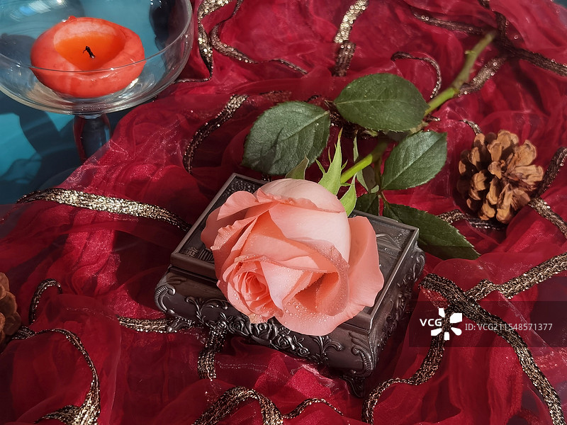 静物：情人节礼物（玫瑰花与礼物）图片素材