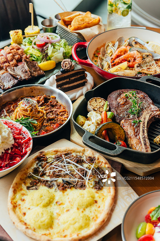 餐桌上西餐的高角度视图图片素材