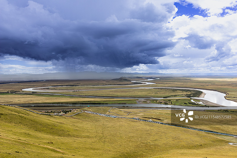 高原天气变化多端，暴雨刹那而至，拍摄于黄河九曲第一湾景区。图片素材