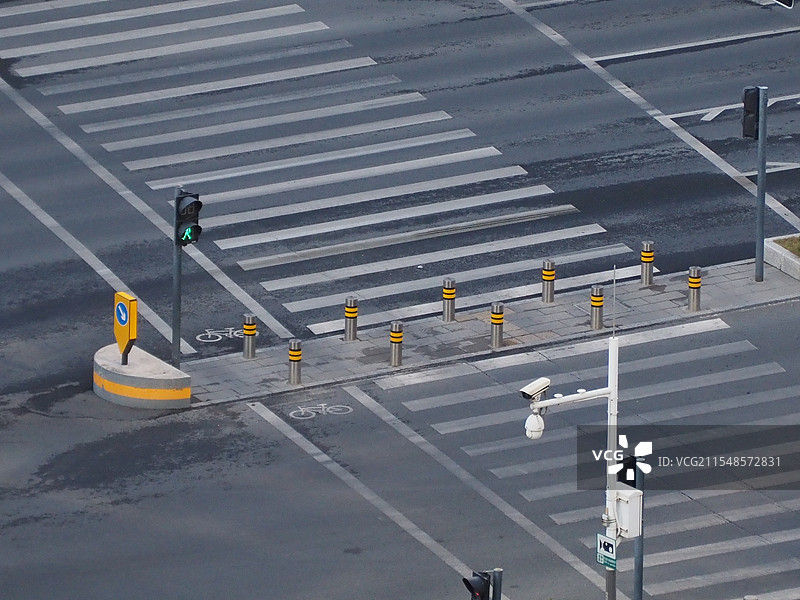 深圳的城市街道在傍晚时分的绿灯亮起的十字路口无人无车的瞬间图片素材