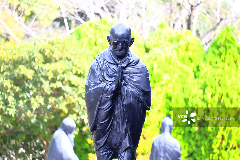 哲学大厅公园中的甘地雕像图片素材